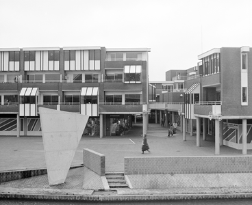 885157 Gezicht op het winkelcentrum aan de Hondsrug te Utrecht, met linksonder een betonnen kunstwerk.